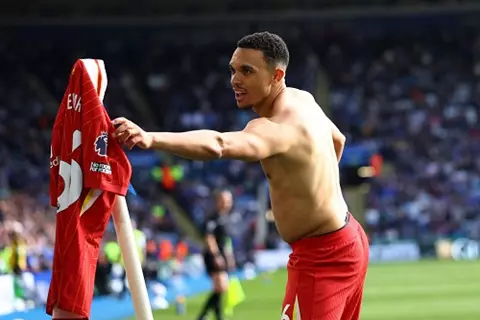 بأقدام أرنولد.. ليفربول ينتظر أسبوع التتويج بالدوري ويرسل ليستر سيتي للهبوط 